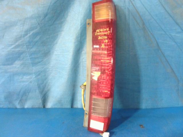 【中古】中古部品 オーパ ZCT10 右テールランプ 【3310160100-211130000915500】