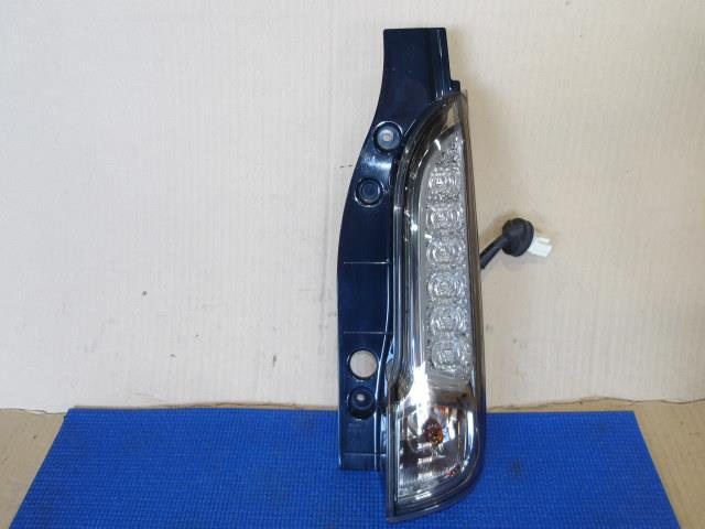 Rakuten - 【中古】中古部品 スペーシア MK42S 右テールランプ 【3340220100-000225041815500】