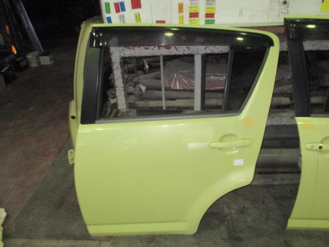 【中古】中古部品 ブーン M300S 左リアドア 【3310160100-001586477913400】