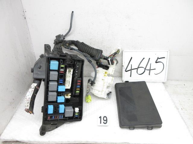 メーカー トヨタ 車名 クラウン 型式類別 16057-0003 グレード アスリート 認定型式 DBA-GRS204 車両タイプ 4ドアセダン 年式 H20/2 シフト 6FT 駆動 4×2 通称型式 GRS204AETXH エンジン型式 2GR-FSE ミッション型式 アクスル型式 車体色 ブラック 車体色No 202 トリム色No FB40 走行距離(Km) 170,418 メーカー純正品番 82662-30840 部品メーカー品番 保証 1ヶ月/1000km 付加情報 (19)ヒューズボックス　　エンジンルーム左側　　　　CP4645/195210,動作確認OK 商品情報 ※純正番号およびモデル番号は参考としてください。※リビルト部品を購入される際のお願い【再生部品】と表示されているものをリビルト部品と呼んでいます。リビルト部品の場合には、交換時に取り外した部品をご返却していただく場合があります。詳しくはこちら※大物商品(ドア・ボンネット・バンパー等)は個人宅への配送ができない場合がございます。その場合、最寄りの配送業者支店止め等の対応となりますので、あらかじめご了承ください。 ページ上部へ【中古】中古部品 クラウン GRS204 ヒューズボックス 【3500170000-240827503467800】