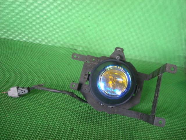 【中古】中古部品 コルト Z27A 右フォグランプ 【3340220100-001269257910850】