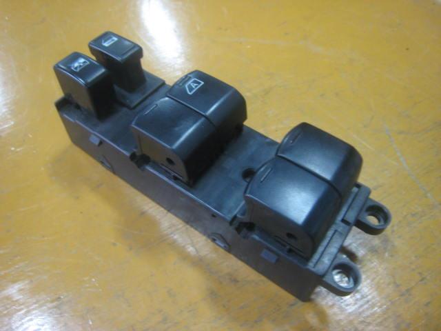 メーカー 日産 車名 ティアナ 型式類別 12489-0111 グレード 2300 230JM 認定型式 CBA-J31 車両タイプ 4ドアセダン 年式 H17/4 シフト 駆動 通称型式 エンジン型式 VQ23-DE ミッション型式 アクスル型式 ET44 車体色 パール 車体色No QX1 トリム色No C 走行距離(Km) 111,000 メーカー純正品番 25401-9Y000 部品メーカー品番 25401-9W40A 保証 1ヶ月/1000km 付加情報 右フロント用PW集中スイッチ；3P/16P；★トリム色No【C】 商品情報 ※純正番号およびモデル番号は参考としてください。※リビルト部品を購入される際のお願い【再生部品】と表示されているものをリビルト部品と呼んでいます。リビルト部品の場合には、交換時に取り外した部品をご返却していただく場合があります。詳しくはこちら※大物商品(ドア・ボンネット・バンパー等)は個人宅への配送ができない場合がございます。その場合、最寄りの配送業者支店止め等の対応となりますので、あらかじめご了承ください。 ページ上部へ【中古】中古部品 ティアナ J31 パワーウインドウスイッチ 【3340220100-001446207861900】
