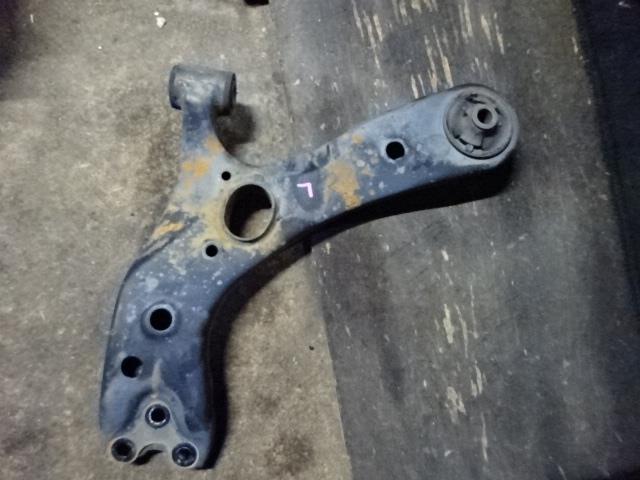 【中古】中古部品 プリウス ZVW30 左フロントロアアーム 【3310410000-000223077751740】