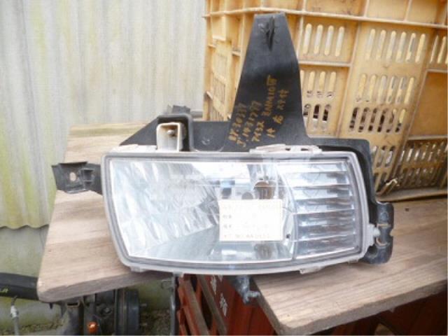 【中古】中古部品 アイシス ZNM10W 右フォグランプ 【3310160100-001133723910850】
