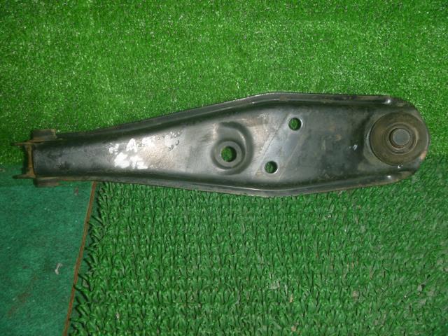 【中古】中古部品 アクティ HA4 左フロントロアアーム 【3330370100-000243020151740】