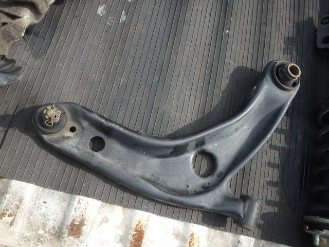 【中古】中古部品 ラクティス NCP100 右フロントロアアーム 【3331010800-000022515951720】