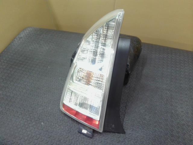 【中古】中古部品 プリウス ZVW30 左テールランプ 【3310540000-000024257515600】