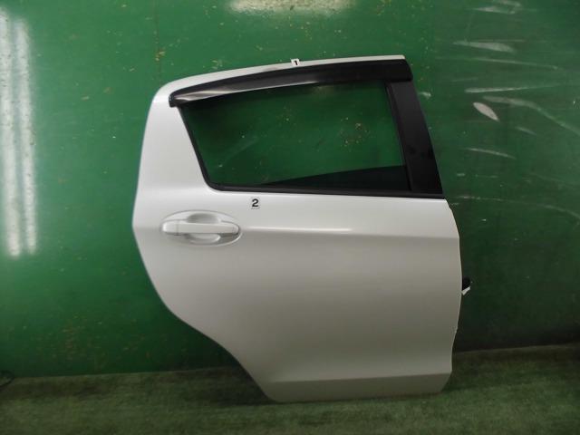 【中古】中古部品 ヴィッツ KSP130 右リアドア 【3330150100-000024327813300】