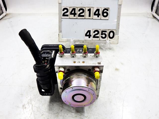 【中古】中古部品 エブリィ DA17V ABSアクチュエーター 【3330890100-000024214642500】