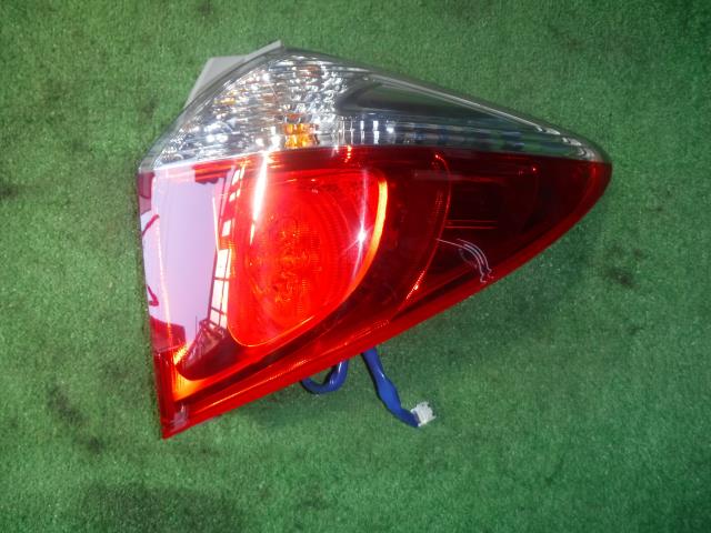 【中古】中古部品 ラクティス NCP125 右テールランプ 【3330450100-240918000115500】