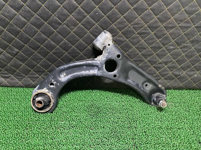 【中古】中古部品 ムーヴ LA100S 右フロントロアアーム 【3330660100-000024319551720】