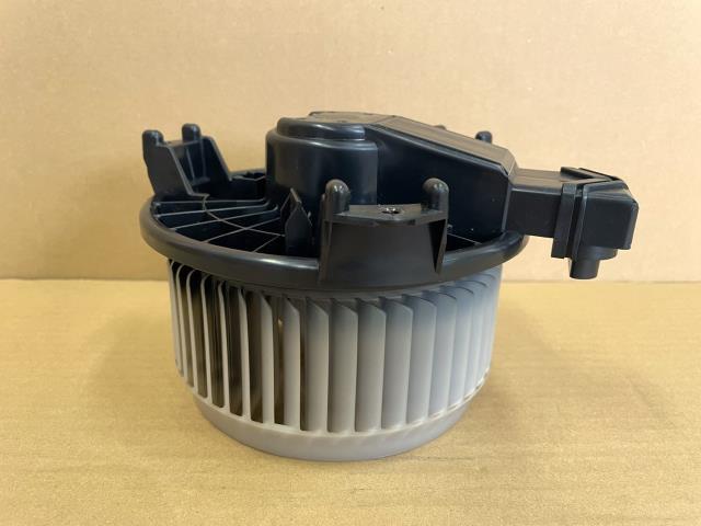 【中古】中古部品 フィット GP1 ヒーターブロアモーター 【3330650100-000243025467900】