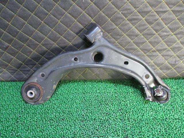 【中古】中古部品 N−WGN JH1 右フロントロアアーム 【3330660100-000024319651720】