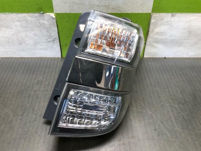 【中古】中古部品 ヴェルファイア ANH20W 右テールランプ 【3330530100-000005300215500】