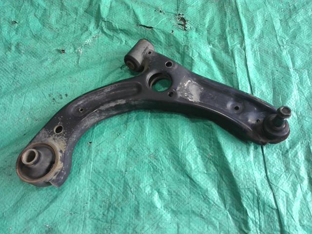 【中古】中古部品 ピクシススペース L575A 右フロントロアアーム 【3310090100-202410006751720】