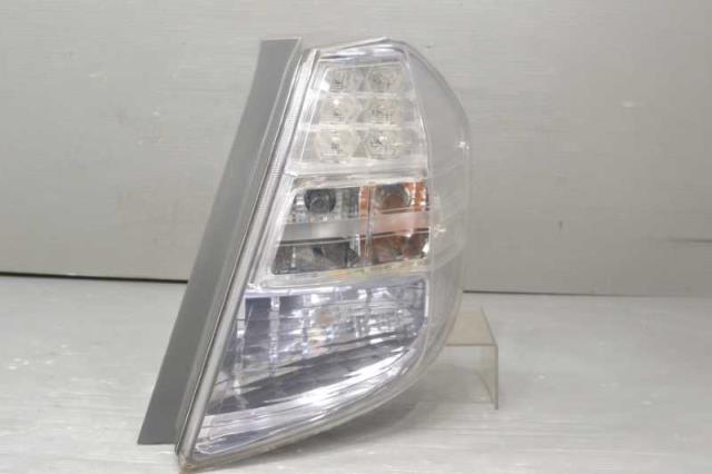 メーカー ホンダ 車名 フィット 型式類別 16627-0001 グレード ハイブリッド 認定型式 DAA-GP1 車両タイプ 5ドアハッチバック 年式 H22/ シフト CVT 駆動 通称型式 GP1 エンジン型式 LDA-MF6 ミッション型式 アクスル型式 車体色 プレミアムホワイトパール 車体色No NH624P トリム色No N-S 走行距離(Km) 202,305 メーカー純正品番 部品メーカー品番 P9883 33500-TF0-J71 保証 0ヶ月/0km 付加情報 LED点灯OK ,バルブおまけ扱い 全体小キズ ウスキズ多少有 他レンズ フチ回り汚れ有 取付OK 商品情報 (1)[5,擦り傷,B直径1cm](1)[全体,擦り傷,カル線キズ小傷少々](2)[全体,その他,洗車傷] ※純正番号およびモデル番号は参考としてください。※リビルト部品を購入される際のお願い【再生部品】と表示されているものをリビルト部品と呼んでいます。リビルト部品の場合には、交換時に取り外した部品をご返却していただく場合があります。詳しくはこちら※大物商品(ドア・ボンネット・バンパー等)は個人宅への配送ができない場合がございます。その場合、最寄りの配送業者支店止め等の対応となりますので、あらかじめご了承ください。 ページ上部へ【中古】中古部品 フィット GP1 右テールランプ 【3310580000-241016000915500】