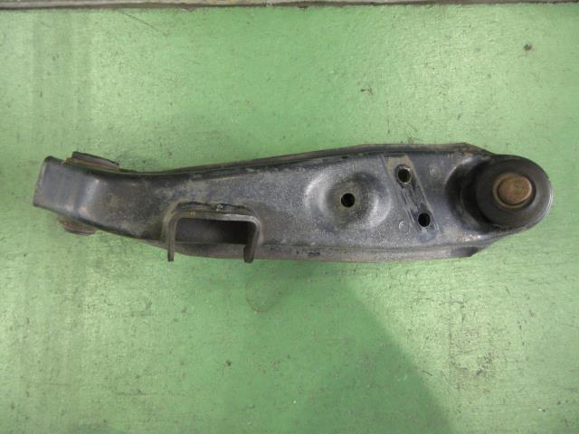 【中古】中古部品 eKワゴン H81W 右フロントロアアーム 【3310590000-000008180251720】