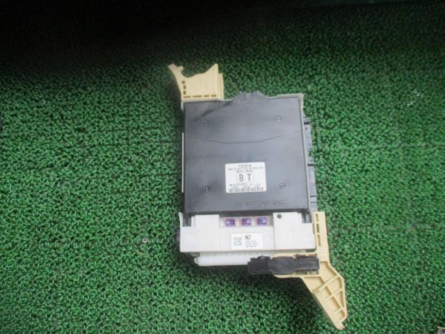 【中古】中古部品 ヴォクシー ZRR80W ヒューズボックス 【3500080000-240731000267800】