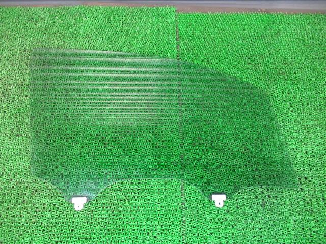 メーカー スズキ 車名 アルト 型式類別 17051-0004 グレード ECO-L 認定型式 DBA-HA35S 車両タイプ 5ドアハッチバック 年式 H26/1 シフト CVT 駆動 4×2 通称型式 HA35SABEE-LD4 エンジン型式 R06A ミッション型式 アクスル型式 車体色 シルキーシルバー(M) 車体色No Z2S トリム色No C04 走行距離(Km) 95,205 メーカー純正品番 84501-62P10 部品メーカー品番 M28.08 保証 0ヶ月/0km 付加情報 商品情報 (1)[,擦り傷,あり] ※純正番号およびモデル番号は参考としてください。※リビルト部品を購入される際のお願い【再生部品】と表示されているものをリビルト部品と呼んでいます。リビルト部品の場合には、交換時に取り外した部品をご返却していただく場合があります。詳しくはこちら※大物商品(ドア・ボンネット・バンパー等)は個人宅への配送ができない場合がございます。その場合、最寄りの配送業者支店止め等の対応となりますので、あらかじめご了承ください。 ページ上部へ【中古】中古部品 アルト HA35S 右フロントドアガラス 【3330540100-241030000213130】