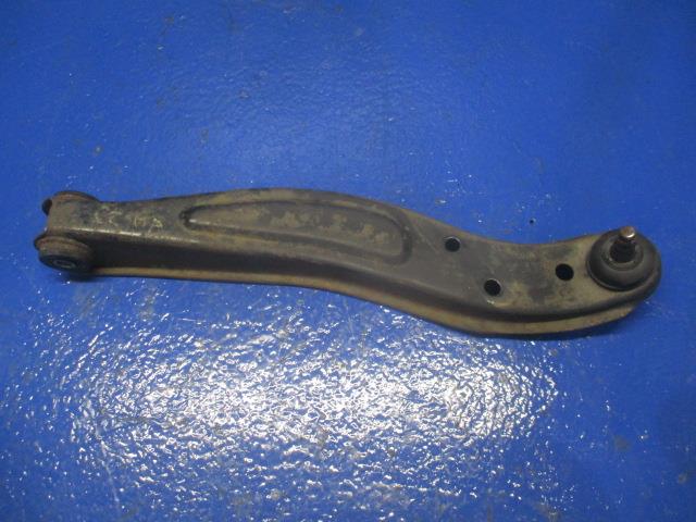 【中古】中古部品 ハイゼット S200P 右フロントロアアーム 【3310270100-000014432251720】