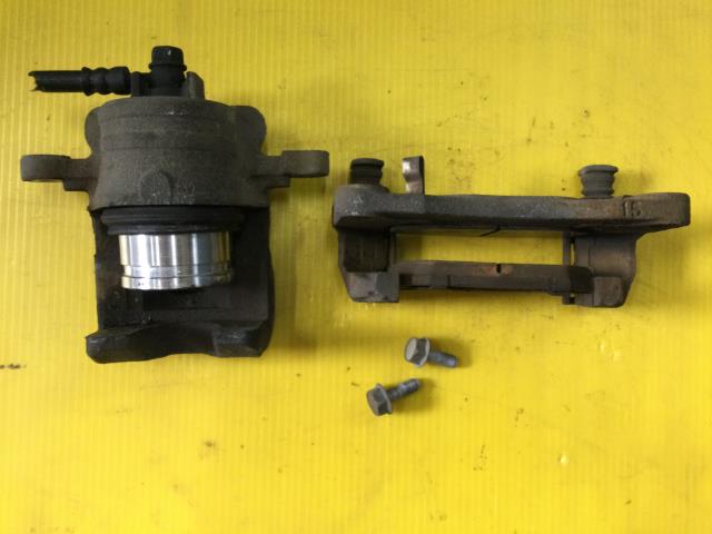 【中古】中古部品 デリカD2 MB15S 左フロントキャリパー 【3330960100-000052374544360】