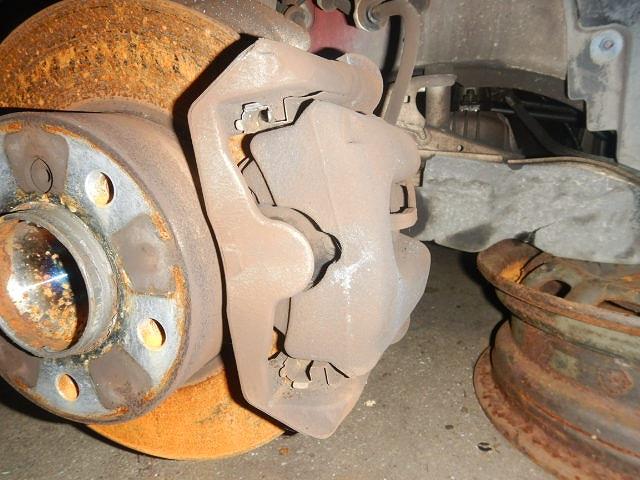 【中古】中古部品 BMW 1シリーズ UE16 左フロントキャリパー 【3310070100-0000Y0761144360】