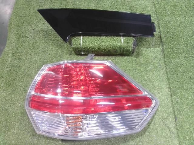 【中古】中古部品 エクストレイル NT32 右テールランプ 【3260460000-241114000215500】