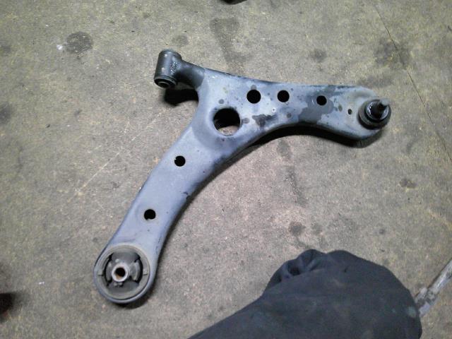 【中古】中古部品 ノア ZRR70G 右フロントロアアーム 【3310410000-000223015351720】