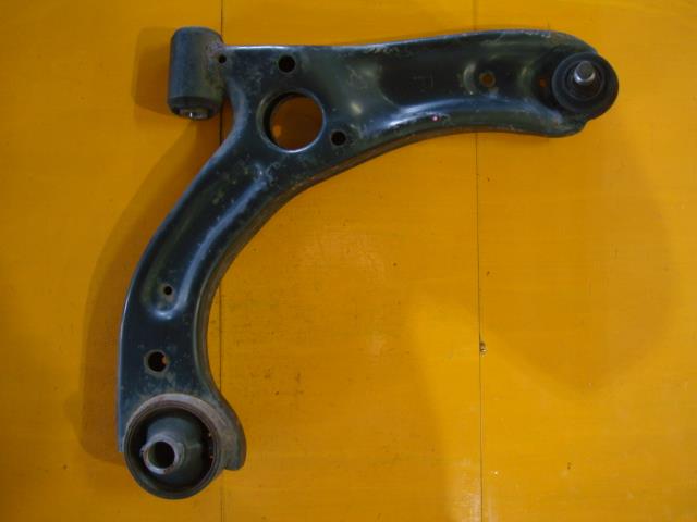 【中古】中古部品 ムーヴ LA100S 右フロントロアアーム 【3340220100-000225081151720】