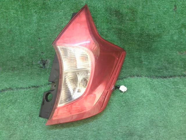 【中古】中古部品 ノート E12 右テールランプ 【3260240000-241120000215500】