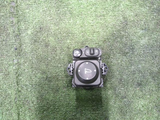 メーカー ホンダ 車名 フィット 型式類別 17574-0006 グレード ハイブリッド Sパッケージ 認定型式 DAA-GP5 車両タイプ 5ドアハッチバック 年式 H27/2 シフト 7FT 駆動 4×2 通称型式 GP5 エンジン型式 LEB-H1 ミッション型式 アクスル型式 車体色 アラバスターシルバーメタリック 車体色No NH700M トリム色No 走行距離(Km) 95,512 メーカー純正品番 35190-T5A-J01 部品メーカー品番 保証 1ヶ月/1000km 付加情報 213607,格納式,ミラー調整,カプラ1ケ,P13 商品情報 ※純正番号およびモデル番号は参考としてください。※リビルト部品を購入される際のお願い【再生部品】と表示されているものをリビルト部品と呼んでいます。リビルト部品の場合には、交換時に取り外した部品をご返却していただく場合があります。詳しくはこちら※大物商品(ドア・ボンネット・バンパー等)は個人宅への配送ができない場合がございます。その場合、最寄りの配送業者支店止め等の対応となりますので、あらかじめご了承ください。 ページ上部へ【中古】中古部品 フィット GP5 ドアミラースイッチ 【3310200100-000021360761850】
