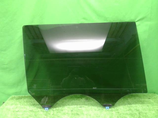 【中古】中古部品 ヴォクシー ZRR70W 右リアドアガラス 【3310200100-000021332613330】