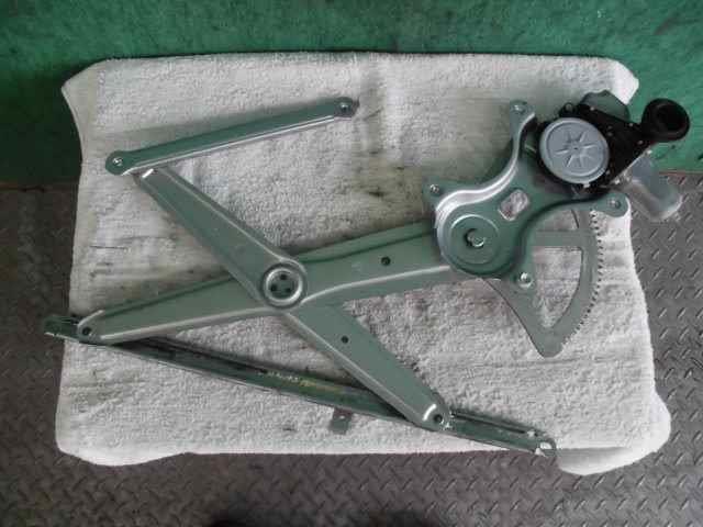 【中古】中古部品 ヴォクシー ZRR70W 右フロントドアレギュレータ・モーター 【3310420000-000002309413120】