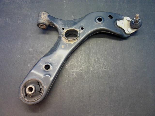 【中古】中古部品 プリウス ZVW30 右フロントロアアーム 【3310550000-240918001051720】