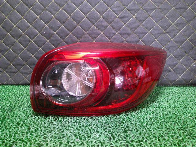 【中古】中古部品 アクセラ BM5FS 右テールランプ 【3330660100-000024330315500】