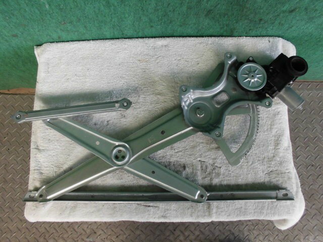 【中古】中古部品 エスクァイア ZRR80G 右フロントドアレギュレータ・モーター 【3310420000-000002311413120】