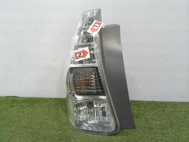 【中古】中古部品 プリウスα ZVW41W 左テールランプ 【3310090100-202412078215600】