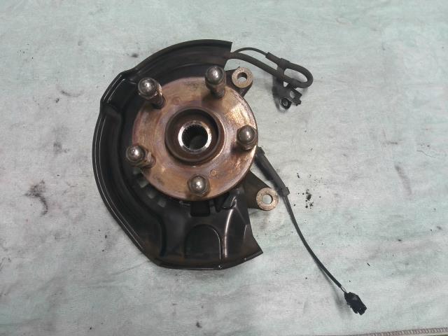 【中古】中古部品 ノア ZRR70G 右フロントナックルハブ 【3310200100-000021281244310】