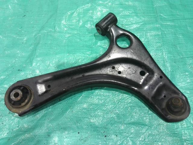 【中古】中古部品 ハイゼット S510P 右フロントロアアーム 【3310090100-202405040951720】