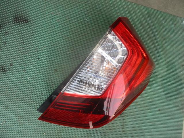 【中古】中古部品 フィット GP5 右テールランプ 【3310190100-000244014815500】