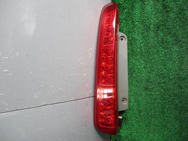 【中古】中古部品 アイシス ZNM10W 左テールランプ 【3330560100-001627059615600】