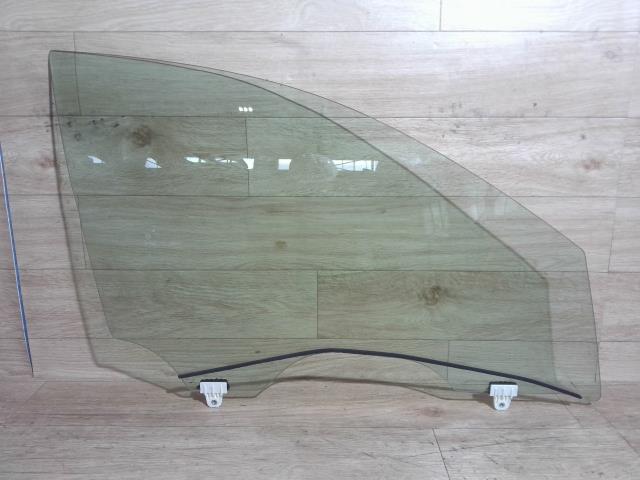 【中古】中古部品 スカイライン V36 右フロントドアガラス 【3310390100-250206002313130】