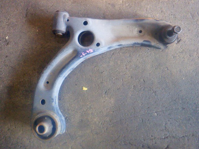 【中古】中古部品 ムーヴ LA100S 右フロントロアアーム 【3340140100-000025031151720】