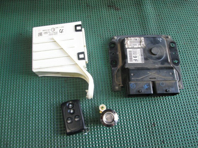 メーカー ダイハツ 車名 タント 型式類別 17625-0002 グレード X SA 認定型式 DBA-LA600S 車両タイプ 5ドアハッチバック 年式 H25/11 シフト CVT 駆動 通称型式 LA600SGBGF エンジン型式 KF-VE ミッション型式 アクスル型式 車体色 ファイアークォーツレッド(M) 車体色No R67 トリム色No FC40 走行距離(Km) 111,172 メーカー純正品番 部品メーカー品番 保証 1ヶ月/1000km 付加情報 画像分セット　両側電スラ用　右Fドアキーシリンダ付き　/89990-B2560、89560-BA670 商品情報 ※純正番号およびモデル番号は参考としてください。※リビルト部品を購入される際のお願い【再生部品】と表示されているものをリビルト部品と呼んでいます。リビルト部品の場合には、交換時に取り外した部品をご返却していただく場合があります。詳しくはこちら※大物商品(ドア・ボンネット・バンパー等)は個人宅への配送ができない場合がございます。その場合、最寄りの配送業者支店止め等の対応となりますので、あらかじめご了承ください。 ページ上部へ【中古】中古部品 タント LA600S エンジンコンピューター 【3310190100-000244018063100】