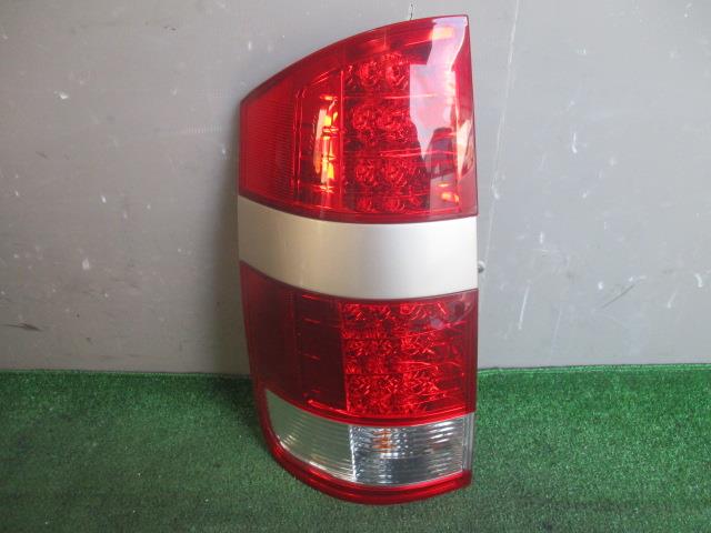 【中古】中古部品 ノア AZR65G 左テールランプ 【3330560100-001416520315600】