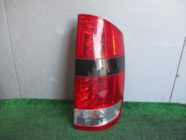 【中古】中古部品 ノア AZR65G 右テールランプ 【3330560100-001662518315500】