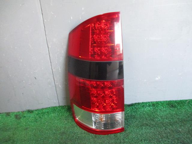 【中古】中古部品 ノア AZR65G 左テールランプ 【3330560100-001662518415600】