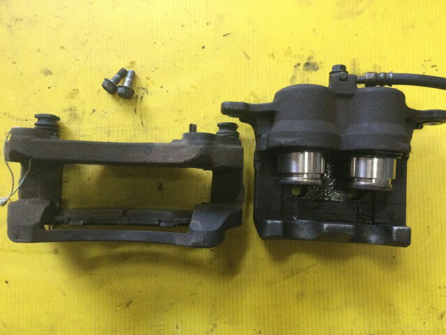 【中古】中古部品 スカイライン HNV37 右フロントキャリパー 【3330960100-000052445144330】