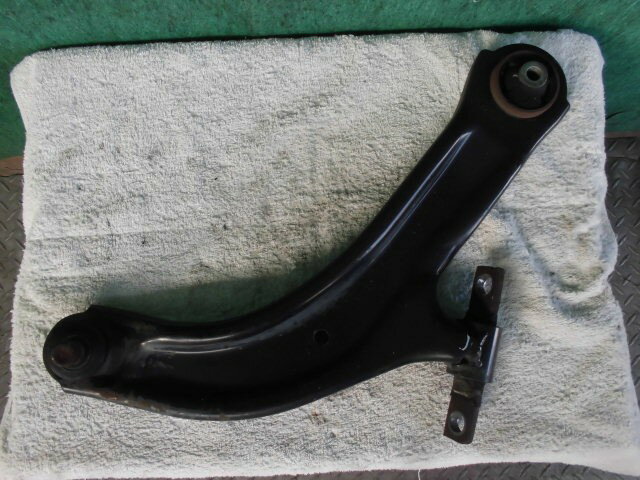 【中古】中古部品 セレナ C25 右フロントロアアーム 【3310420000-000002328651720】