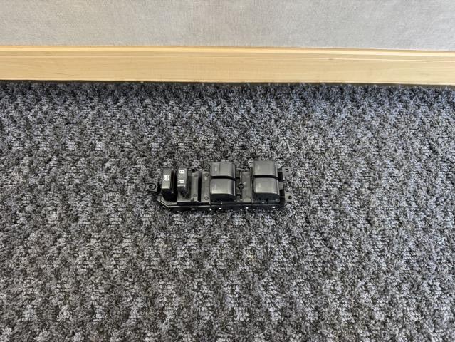 【中古】中古部品 ヴォクシー ZRR75G パワーウインドウスイッチ 【3330440100-250304000161900】